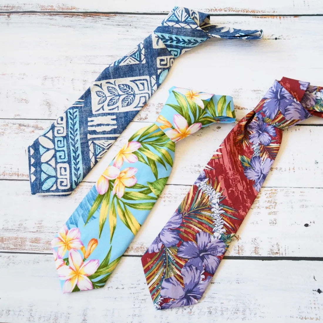 Vintage red Hawaiian offers tie